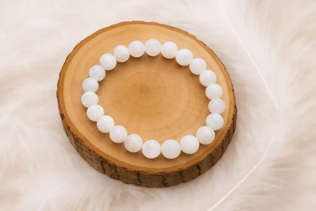 Bracelet pierre de lune blanche naturelle 8 mm sur rondin en bois