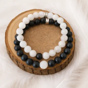 Bracelet couple pierre de lune et onyx présenté sur support en bois naturel