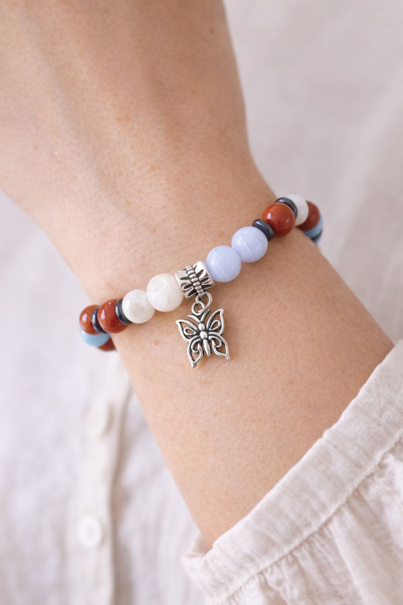 Bracelet ménopause en calcédoine, pierre de lune et jaspe rouge porté au poignet