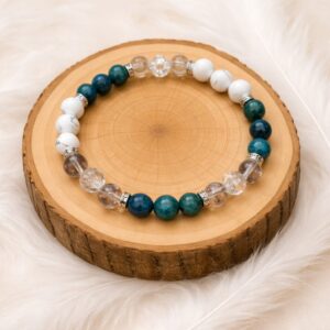 Bracelet en pierres naturelles apatite howlite et cristal de roche posé sur rondin de bois