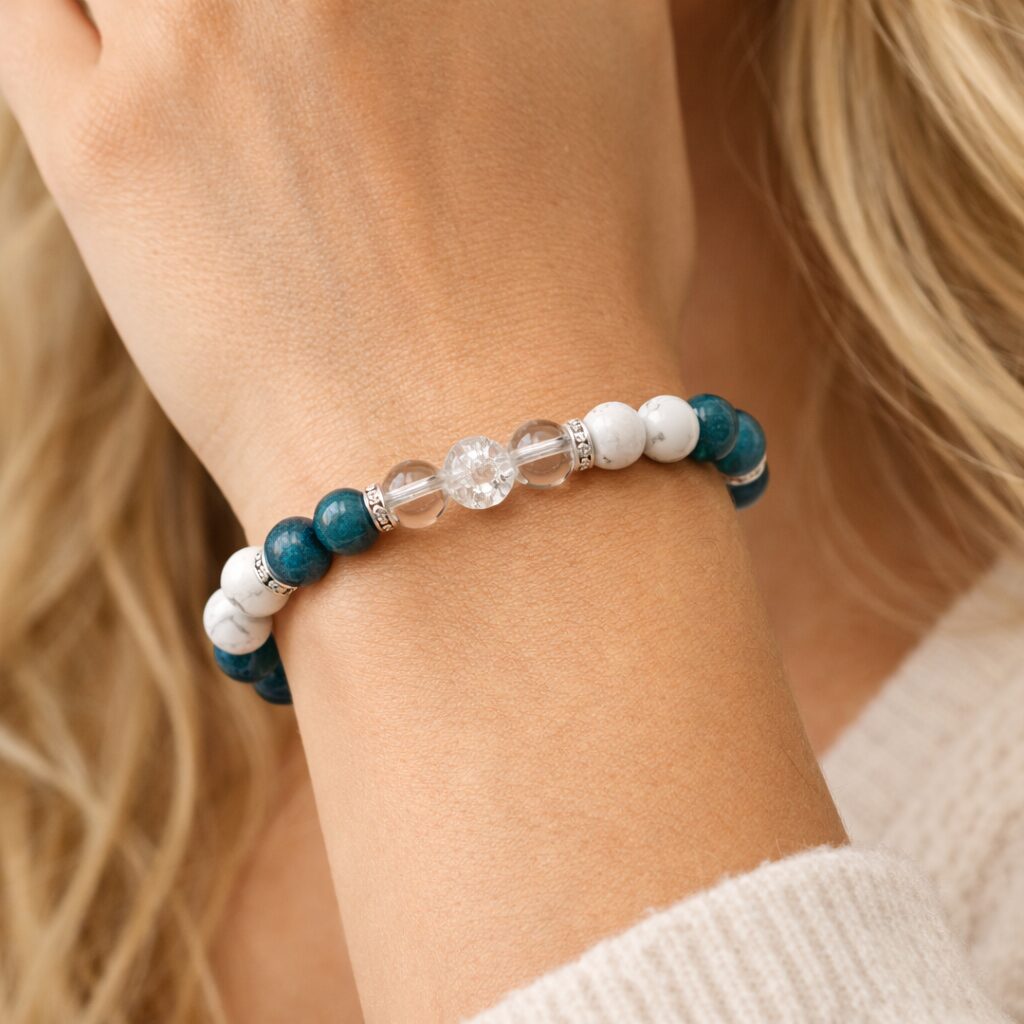 Bracelet en pierres naturelles apatite howlite et cristal de roche porté au poignet