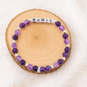 Bracelet en pierres naturelles personnalisé améthyste avec perles violettes et prénom Mamie