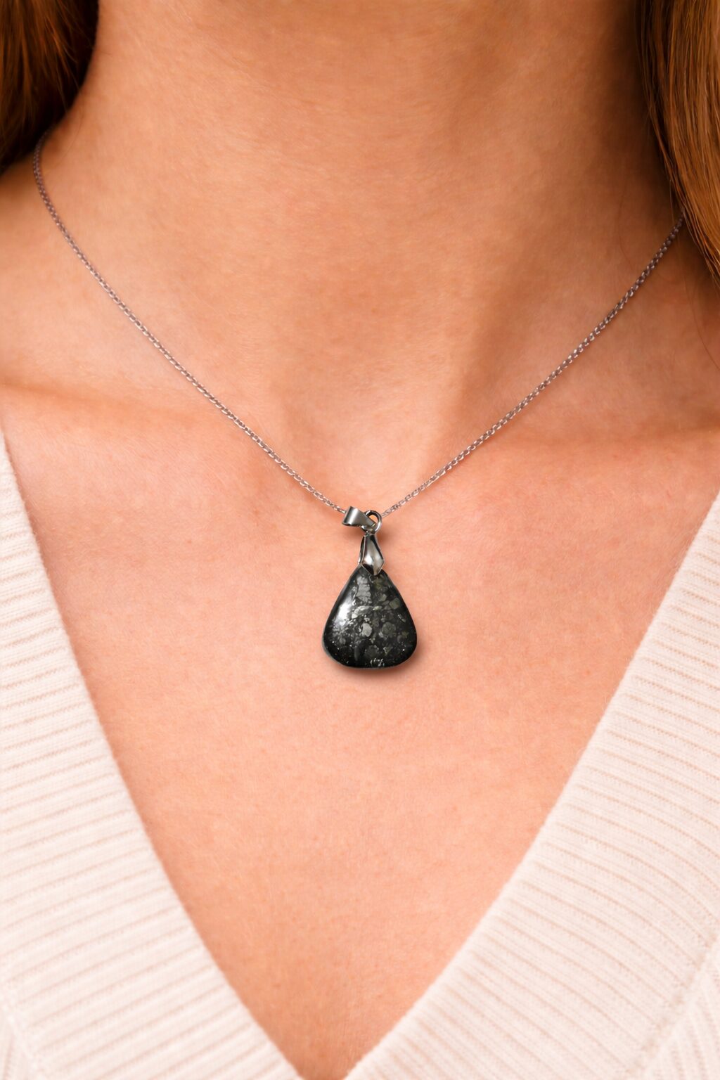 Pendentif Marcassite porté au cou, pierre naturelle de protection et d’équilibre émotionnel