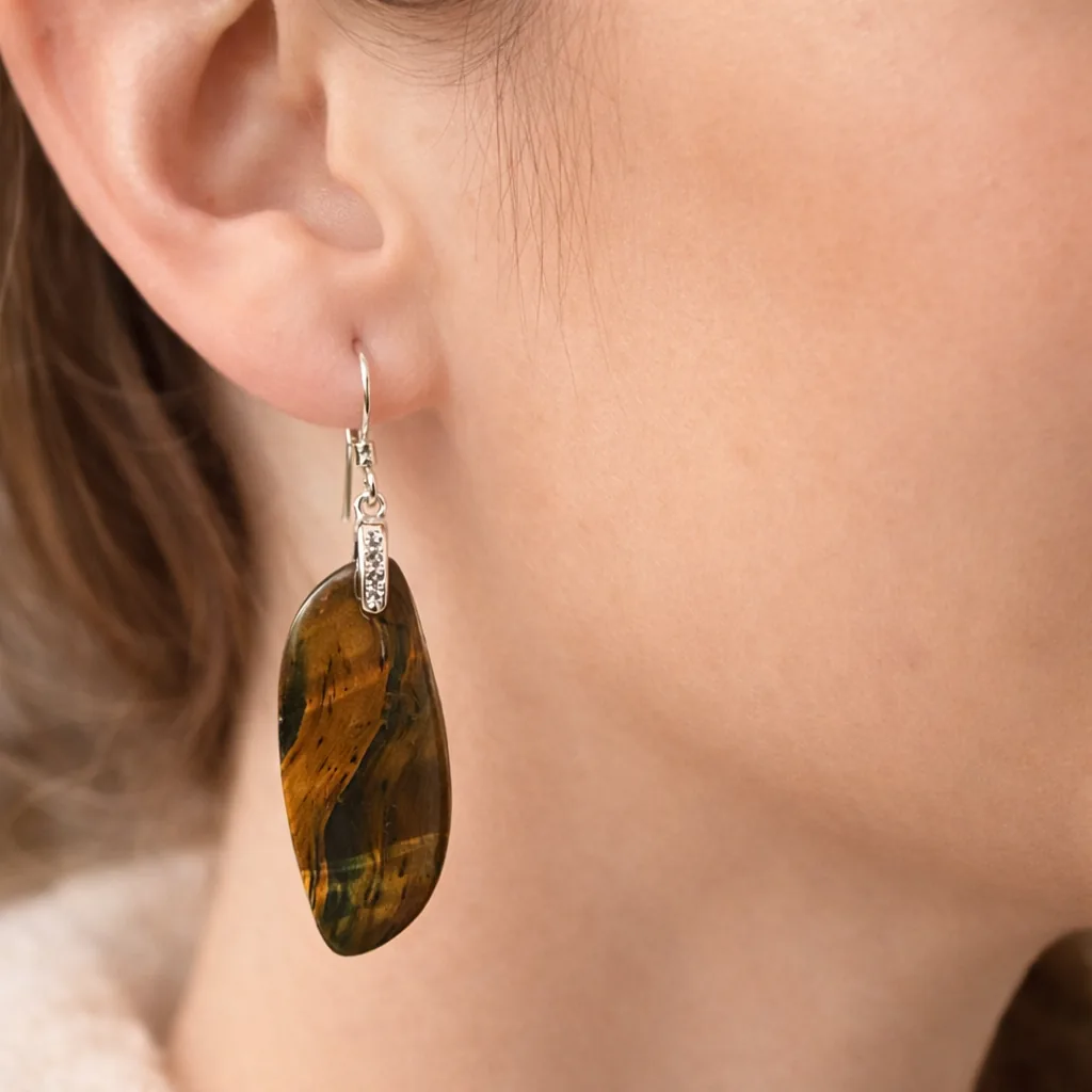 Boucles d’oreille œil de tigre portées à l’oreille – pierre naturelle qualité AA