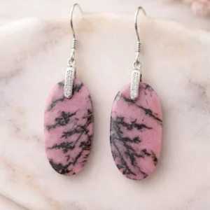 Boucles d’oreilles en rhodonite naturelle sur fond clair avec bélière en argent 925