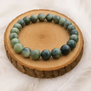 Bracelet jade néphrite 8mm AA+ posé sur rondin en bois