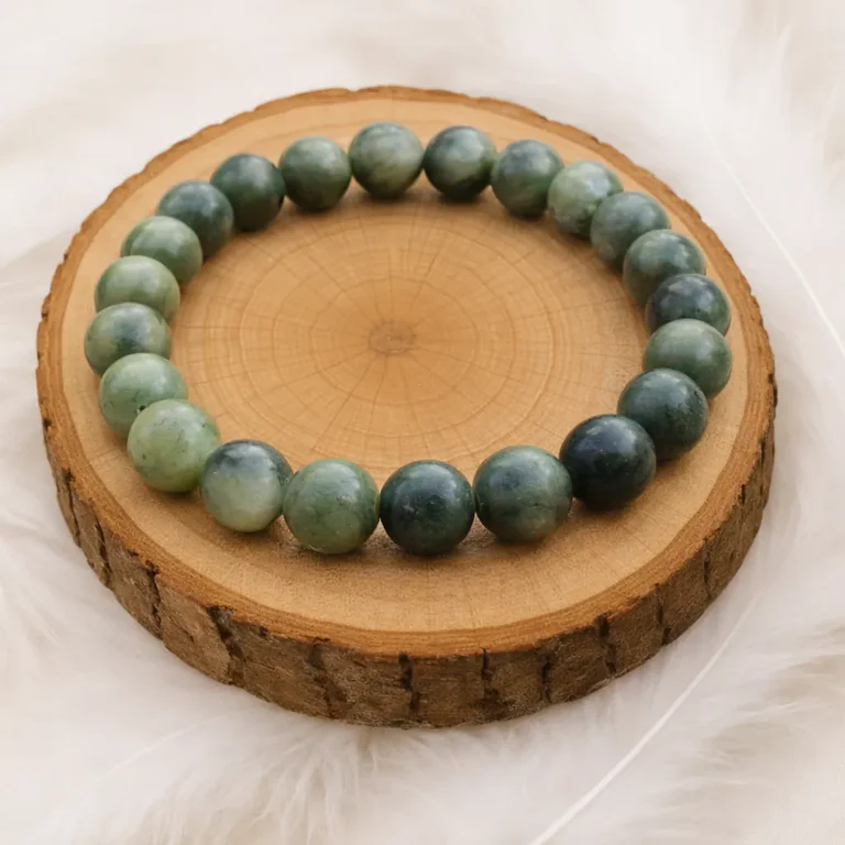 Bracelet jade néphrite 8mm AA+ posé sur rondin en bois