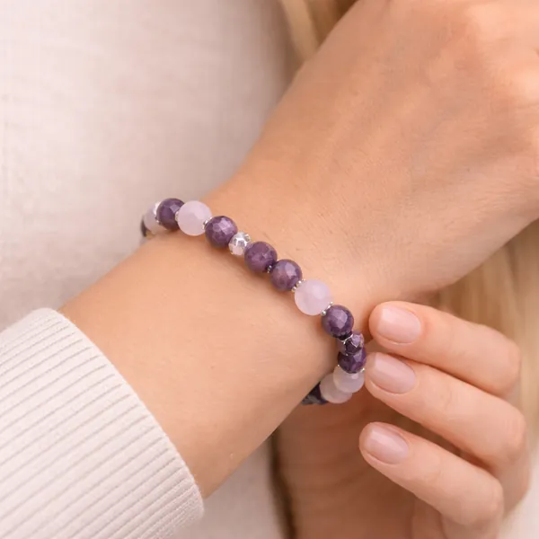Bracelet lépidolite quartz rose porté au poignet – perles en pierres naturelles