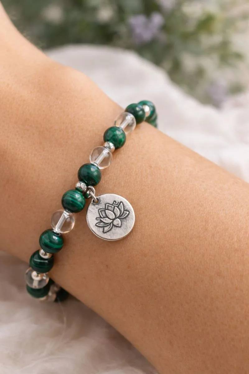 Bracelet énergétique anti douleur malachite et cristal de roche porté au poignet