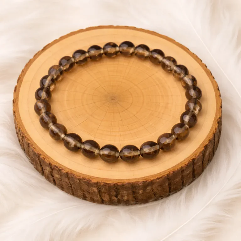 Bracelet quartz fumé en pierres naturelles sur rondin en bois