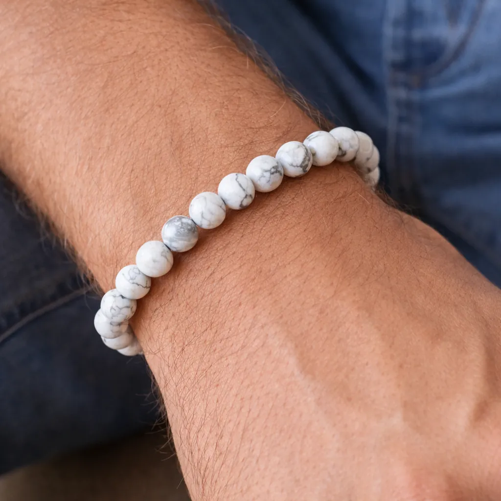 Bracelet en pierre howlite porté au poignet d’un homme