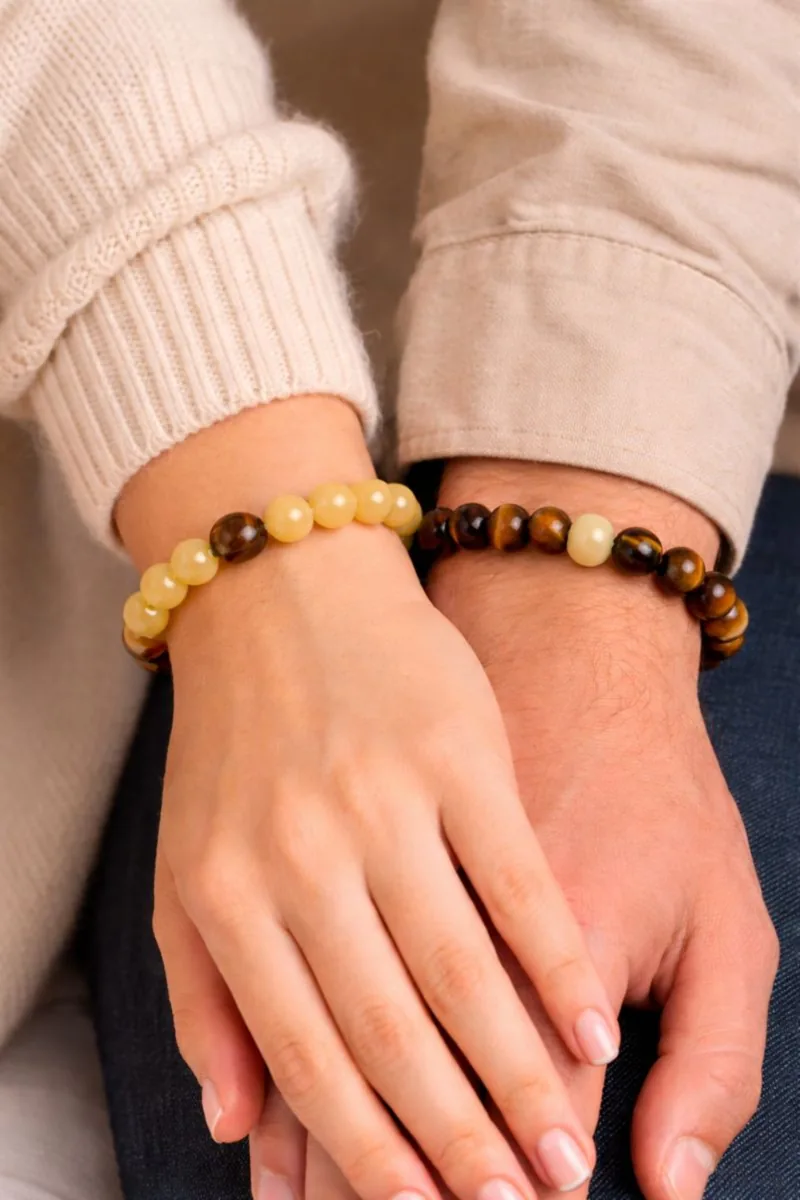 Bracelets duo calcite jaune et oeil de tigre portés par un couple