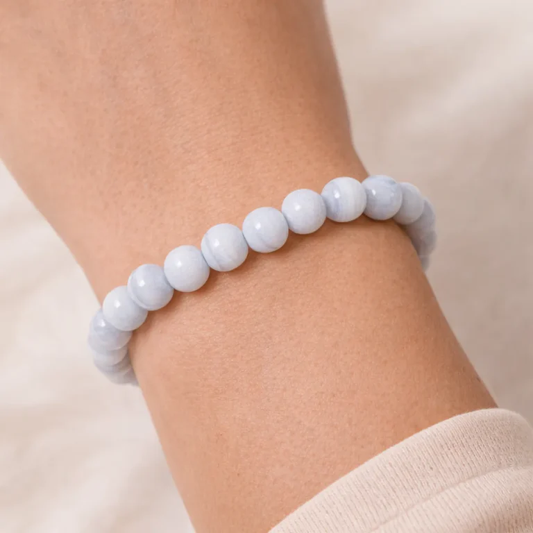 Bracelet calcédoine en pierre naturelle porté au poignet