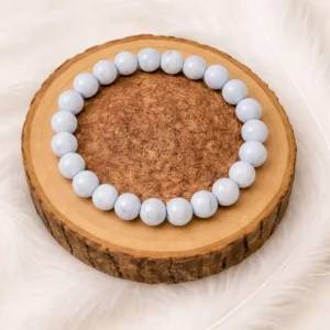 Bracelet calcédoine en pierre naturelle posé sur un rondin de bois