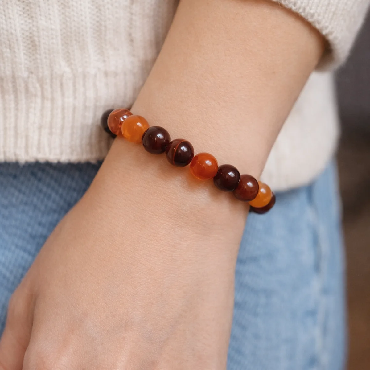 Bracelet confiance en soi cornaline et œil de taureau porté au poignet