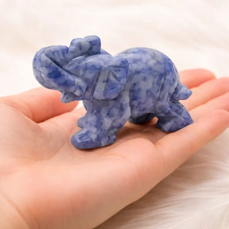 Figurine éléphant en sodalite naturelle tenue dans la main