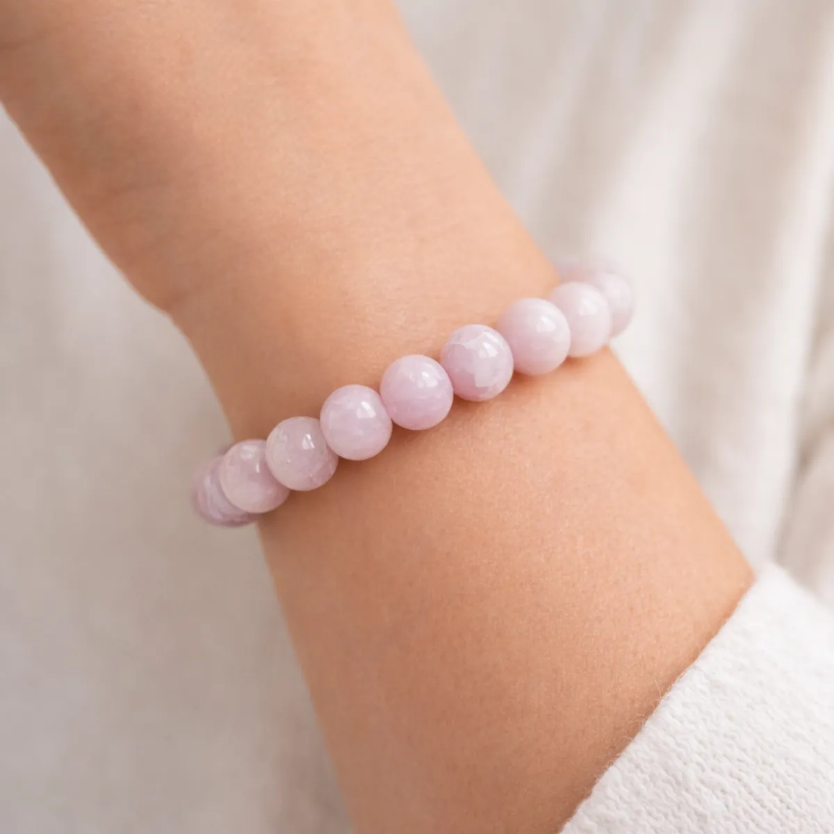 Bracelet Kunzite "Calme et sérénité" porté au poignet en pierre naturelle