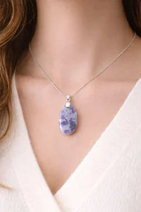 Pendentif en lépidolite porté autour du cou – pierre apaisante violette naturelle