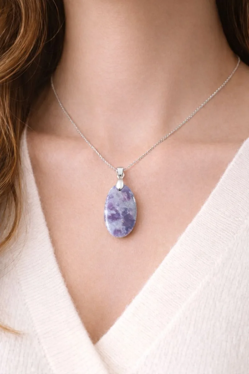 Pendentif en lépidolite porté autour du cou – pierre apaisante violette naturelle