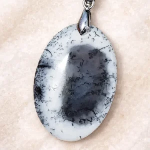Pendentif en agate dendritique merlinite avec bélière en argent