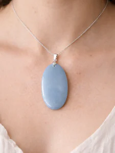 Pendentif Angélite porté avec bélière en argent – pierre naturelle apaisante