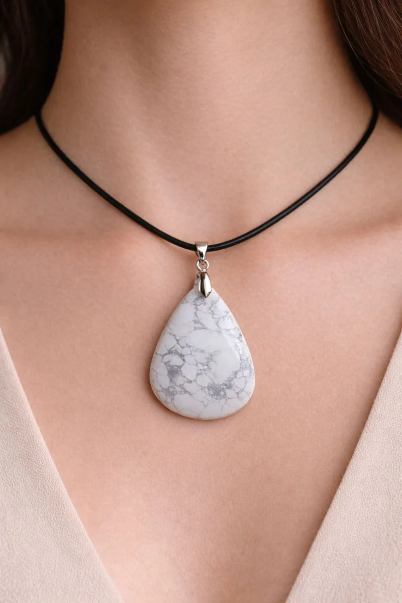 Pendentif howlite goutte porté autour du cou sur cordon noir