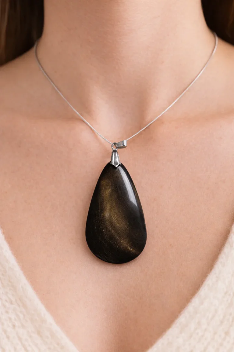 pendentif obsidienne dorée porté autour du cou sur chaîne argent