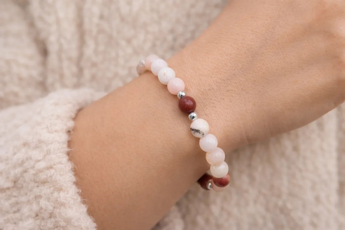 Bracelet jaspe fleur de cerisier et jaspe rouge porté au poignet
