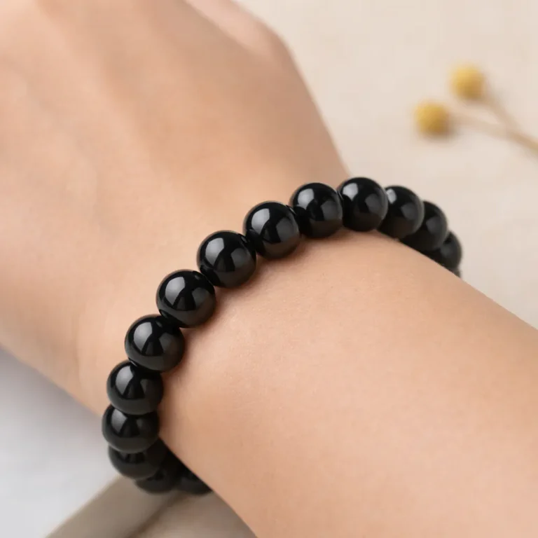 Bracelet en obsidienne noire naturelle porté au poignet