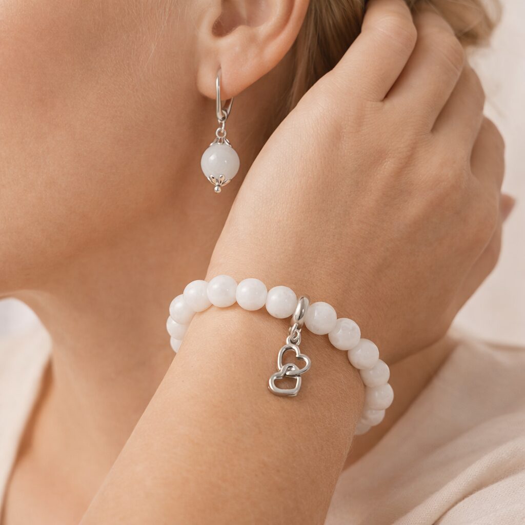 Parure Quartz blanc portée avec bracelet en perles blanches et boucles d’oreilles en argent 925