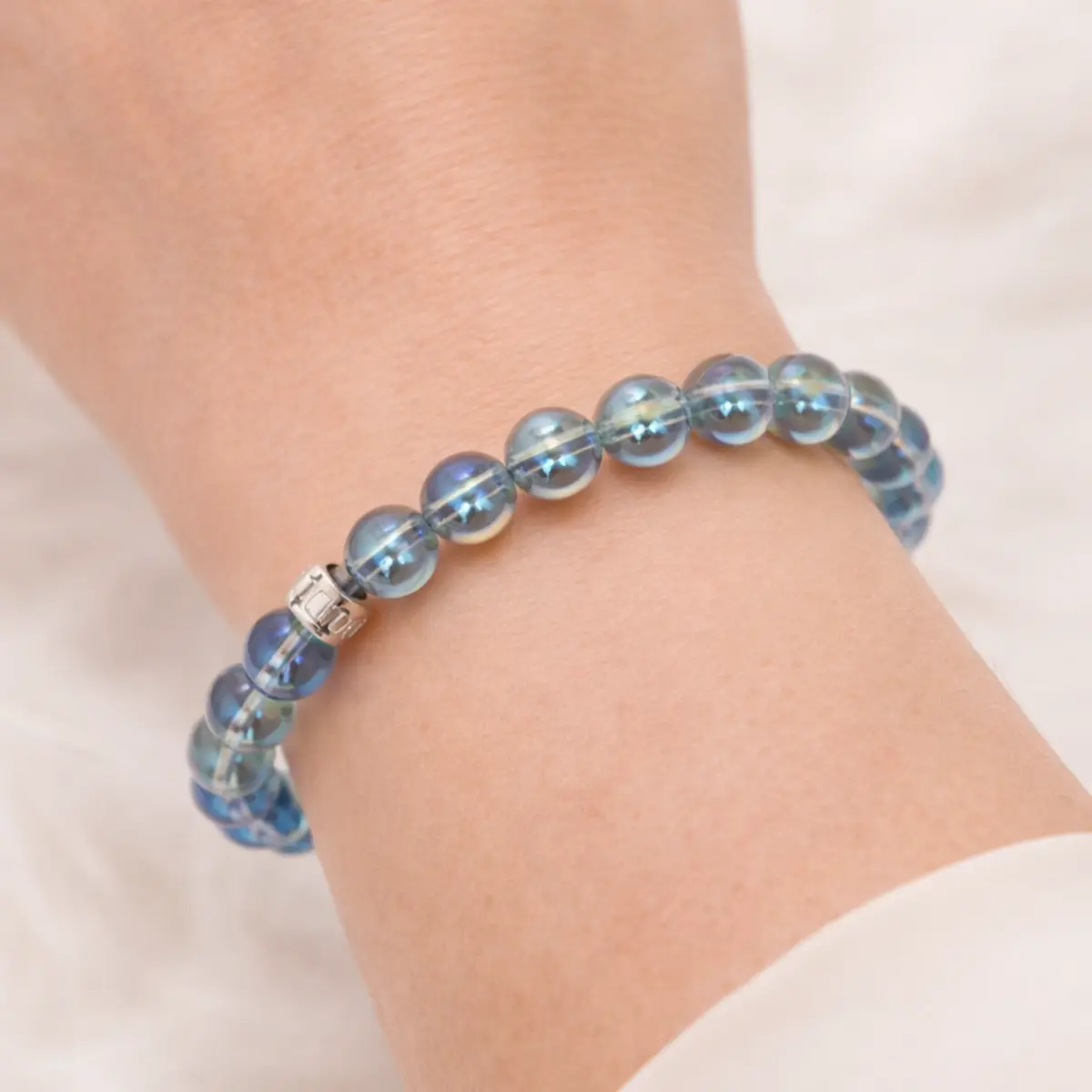 Bracelet aqua aura bleu porté au poignet en pierres naturelles
