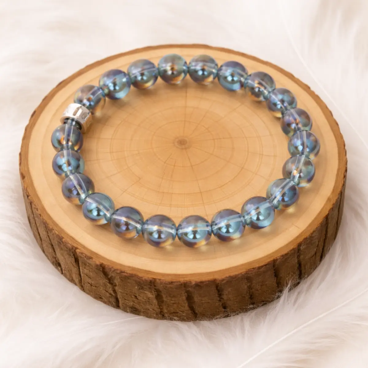 Bracelet aqua aura bleu en pierres naturelles posé sur rondin en bois