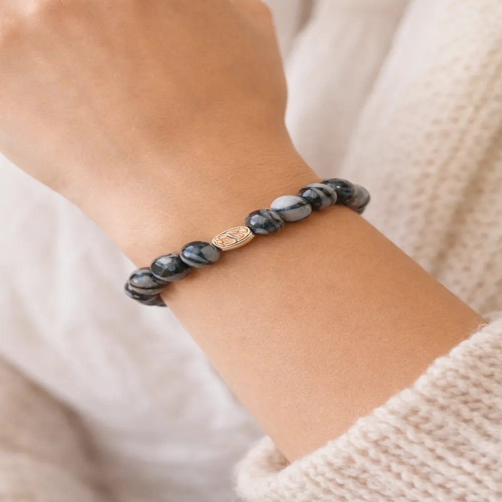 Bracelet en jaspe toile d’araignée porté au poignet, bijou mixte 🖼️ Légende