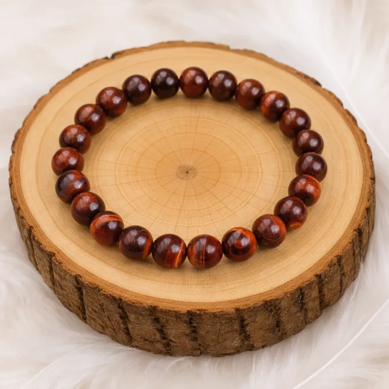 Bracelet œil de taureau en pierre naturelle présenté sur un rondin en bois