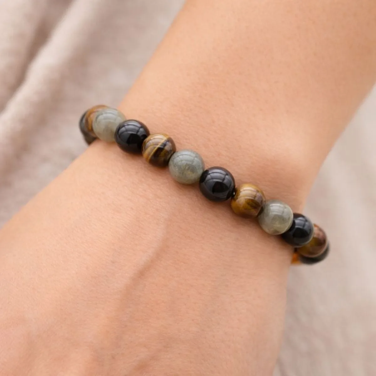 Bracelet Confiance et Protection en tourmaline noire, labradorite et œil de tigre porté au poignet