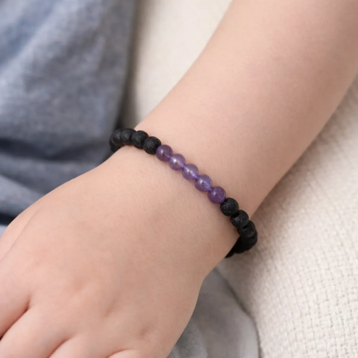 Bracelet Enfant Sommeil Améthyste et Pierre de Lave porté au poignet