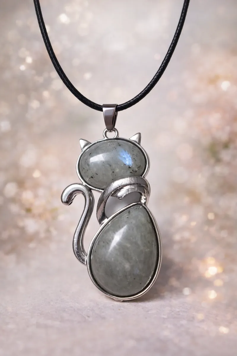 Pendentif chat en labradorite avec cordon noir