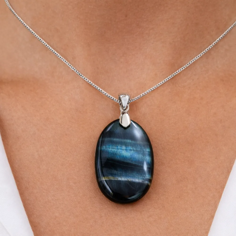 Pendentif Œil de Faucon oval porté autour du cou, bijou en pierre naturelle protectrice