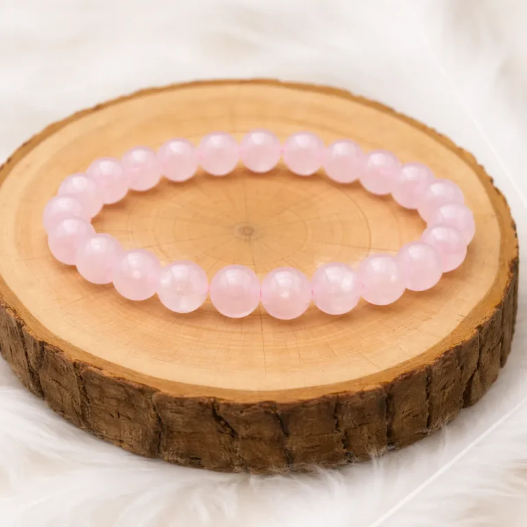 bracelet quartz rose en pierres naturelles posé sur rondin en bois