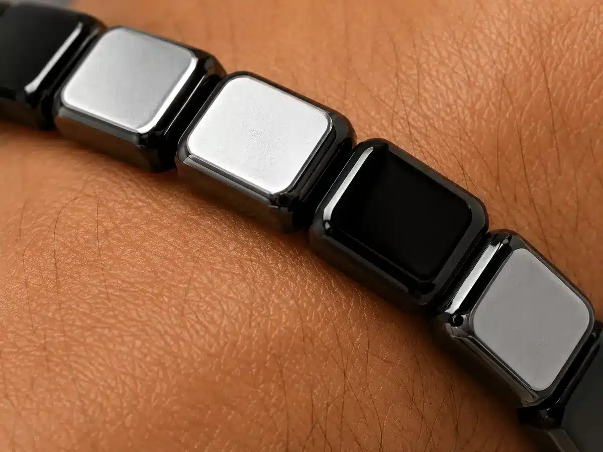 Gros plan sur les perles rectangulaires noires et argentées d’un bracelet en hématite