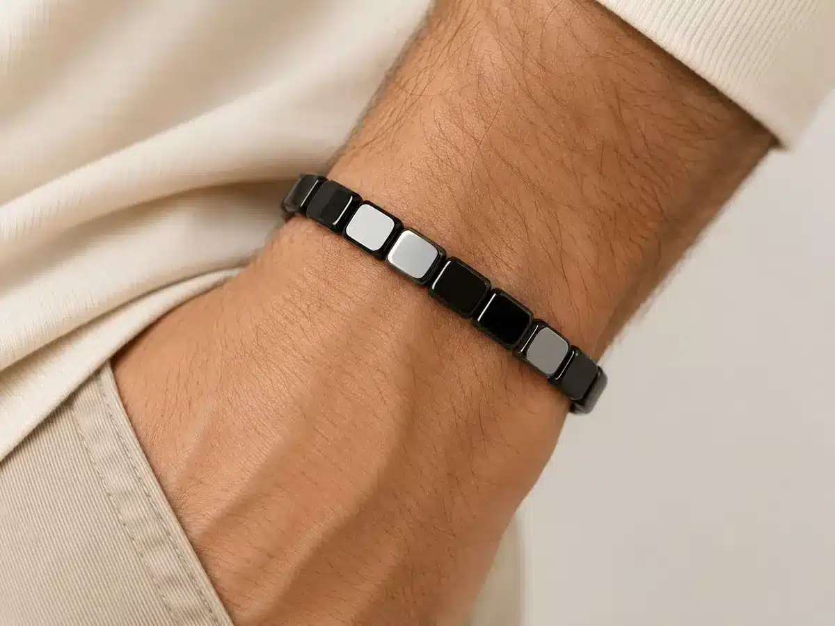 Bracelet homme en perles rectangulaires d’hématite porté au poignet