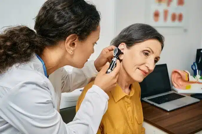 Consultation médicale pour rechercher les causes des acouphènes