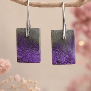 Boucles d’oreilles en Stichtite violette de 1 × 2 cm suspendues à une branche