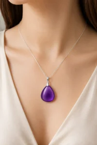 Pendentif en Améthyste violette en forme de goutte porté autour du cou