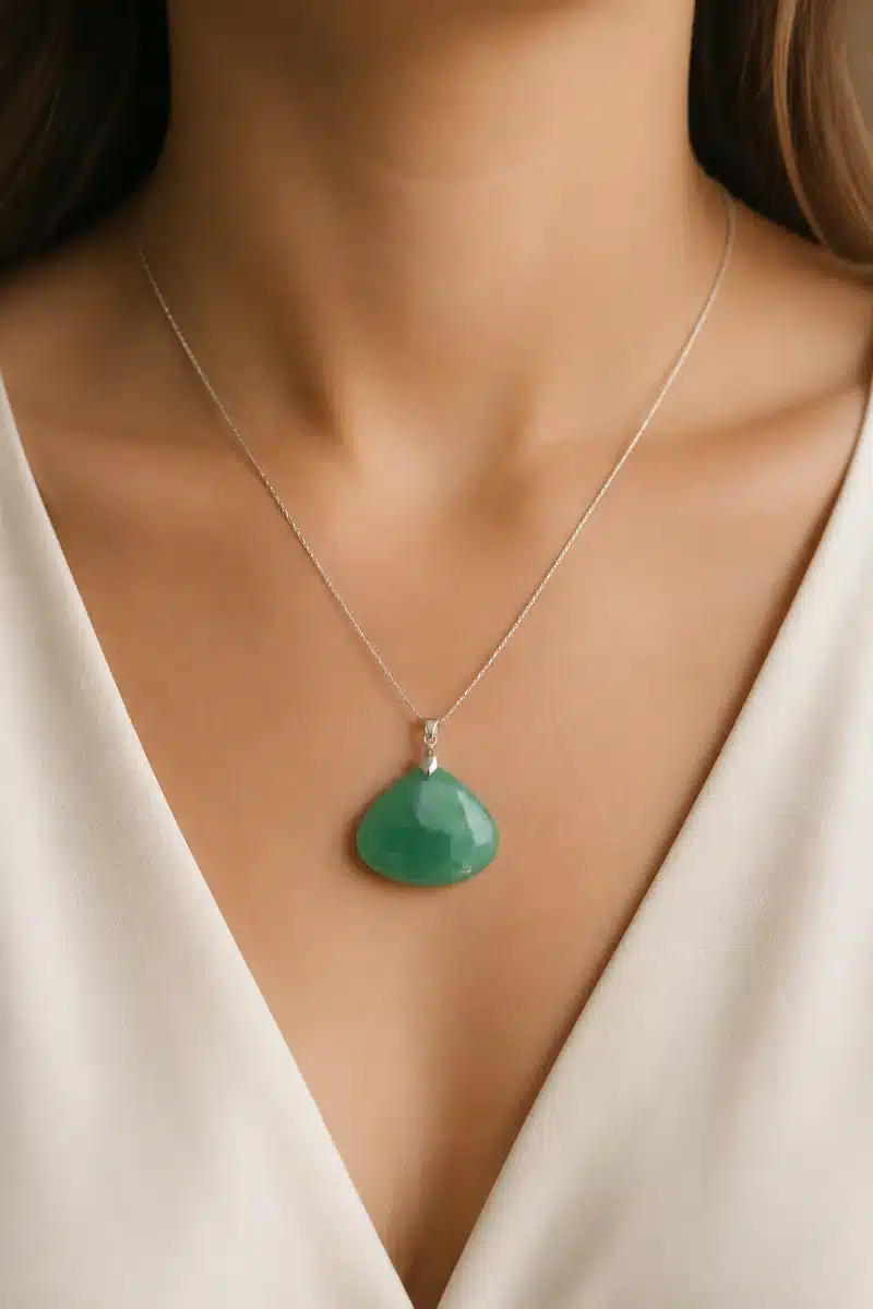 Pendentif en Aventurine verte naturelle porté autour du cou avec une chaîne argentée