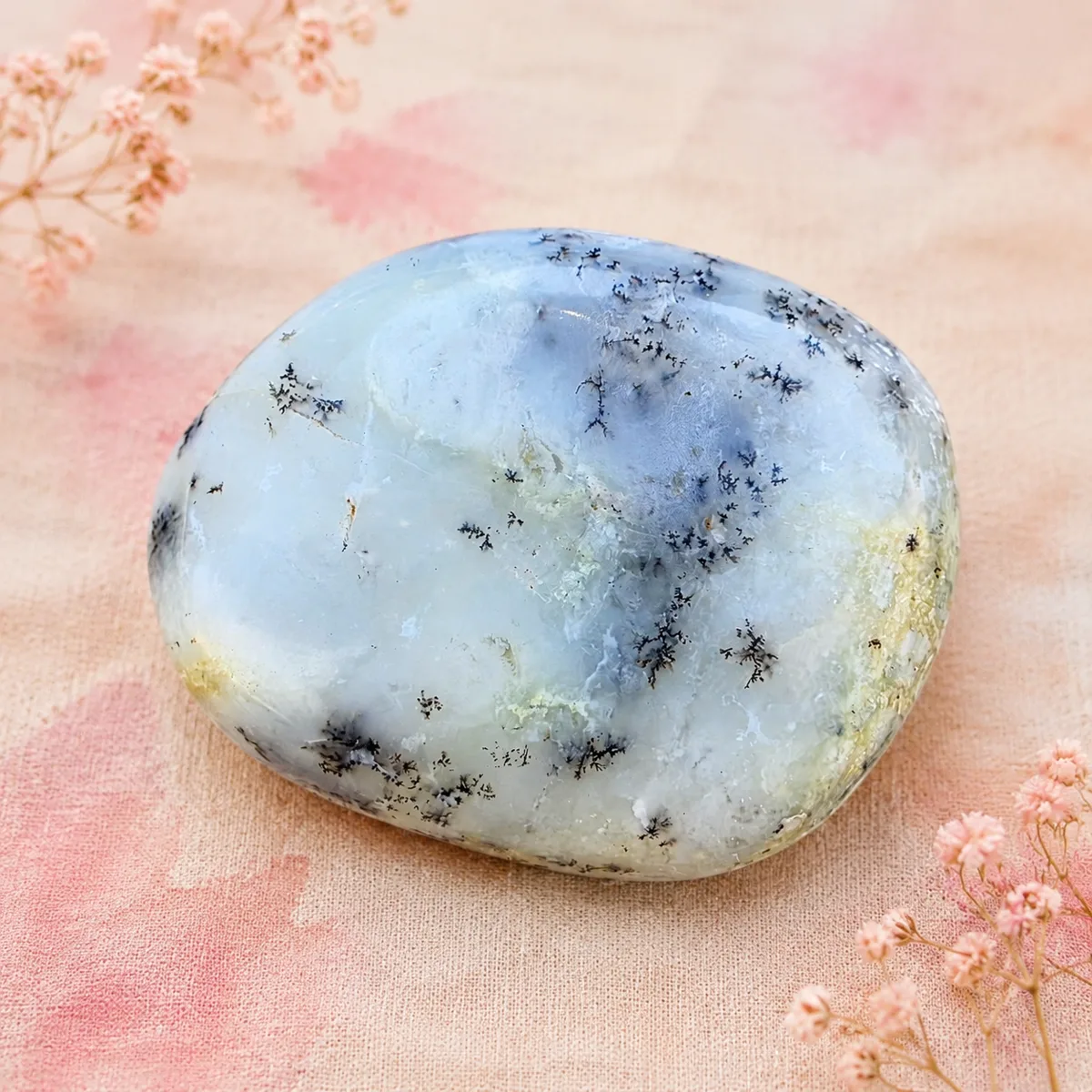 Opale dendritique naturelle numéro 11 vue du dessus aux nuances bleu pâle