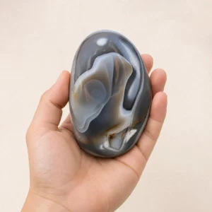 Agate Orque de 10 cm et 335 g tenue dans une main