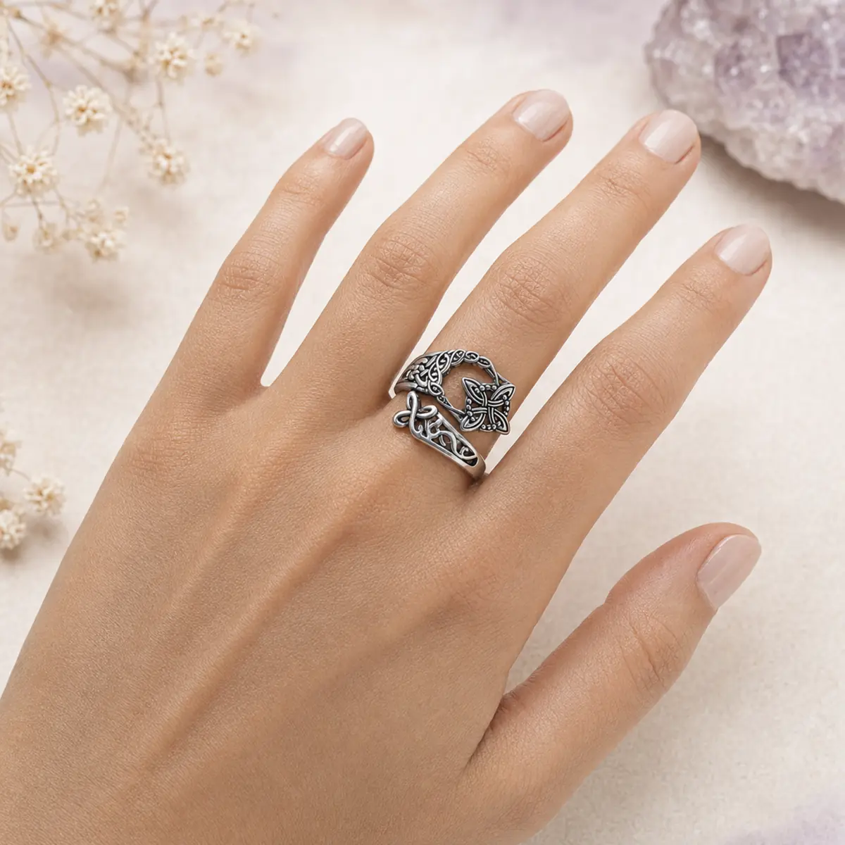 Bague ajustable Nœud de Sorcière portée sur le doigt d’une femme