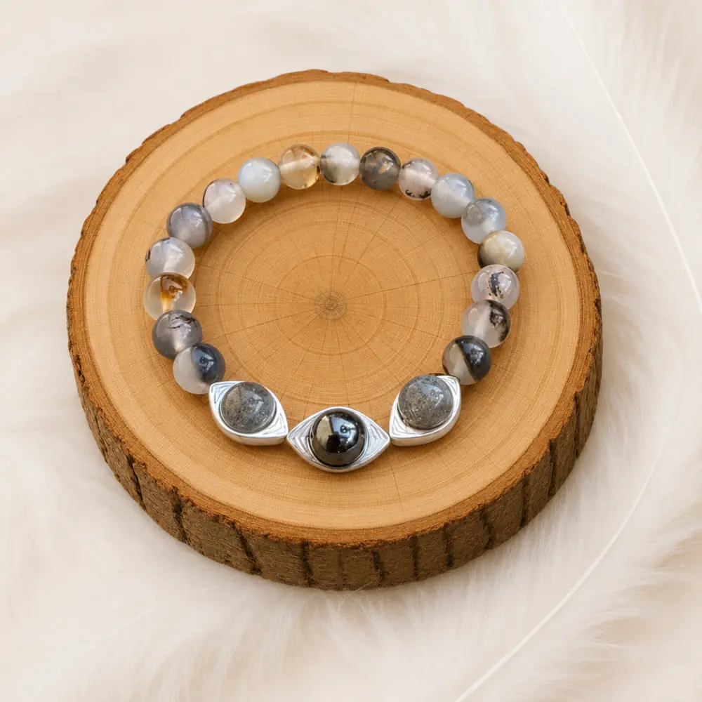 Bracelet en agate du Montana, labradorite et hématite présenté sur un rondin de bois