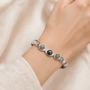 Bracelet en agate du Montana, labradorite et hématite porté sur un poignet féminin